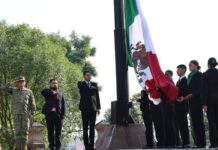 Morelia honra su historia y a quienes la defienden en ceremonia de izamiento por su 485 Aniversario.