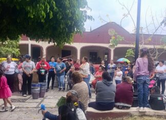 Acerca Belinda Iturbide servicios de salud a familias de El Granjenal