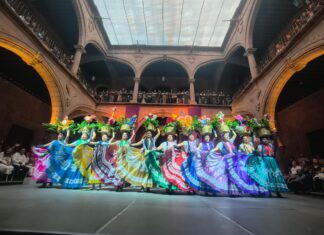 Palacio Municipal brilló con el folclor, la música y la tradición de “La Guelaguetza”