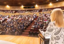 La rectora Yarabí Ávila hizo entrega de cartas de pasante a integrantes de la generación 2021-2026 de la Licenciatura en Ingeniería Química.