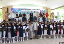 Entrega de cartas de pasante a egresados de la Licenciatura en Enfermería de Apatzingán