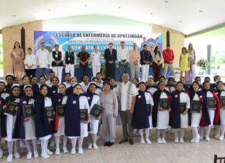 Entrega de cartas de pasante a egresados de la Licenciatura en Enfermería de Apatzingán
