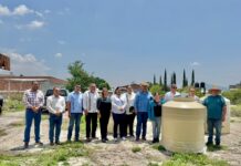Víctor Vázquez entrega tinacos a bajo costo en la tenencia Isaac Arriaga