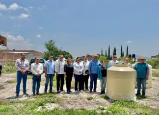 Víctor Vázquez entrega tinacos a bajo costo en la tenencia Isaac Arriaga