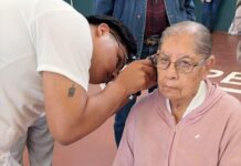 Beneficia DIF Municipal de Charo a 44 personas, con aparatos audiométricos