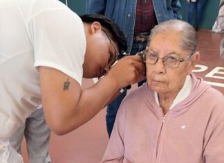 Beneficia DIF Municipal de Charo a 44 personas, con aparatos audiométricos