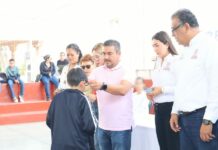Janitzio Zavala entrega lentes para 296 estudiantes, de 30 escuelas primarias y secundarias de Indaparapeo