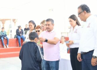 Janitzio Zavala entrega lentes para 296 estudiantes, de 30 escuelas primarias y secundarias de Indaparapeo