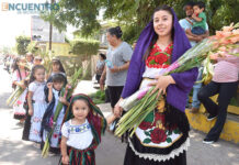 Con devoción, niñas y jóvenes llevan Ofrenda Floral a Nuestra Señora Santa Ana