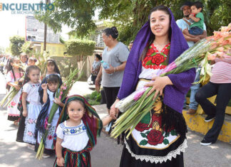 Con devoción, niñas y jóvenes llevan Ofrenda Floral a Nuestra Señora Santa Ana
