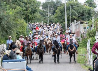 En Charo, Raúl Morón encabeza Cabalgata por la Unidad de Michoacán