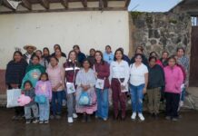 Gladyz Butanda teje comunidad con artesanas de punto de cruz de San Francisco Uricho