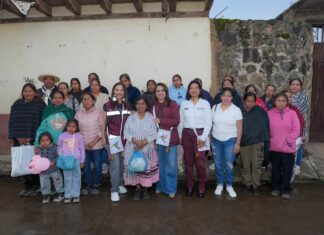Gladyz Butanda teje comunidad con artesanas de punto de cruz de San Francisco Uricho