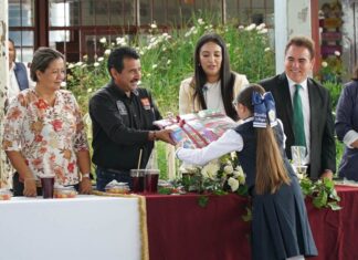 Feliz regreso a clases de niños y jóvenes de Charo