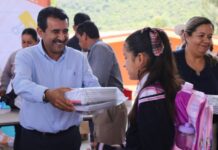 Por tercer año, el alcalde de Charo, Gabriel Molinero, entregará útiles escolares a estudiantes del municipio