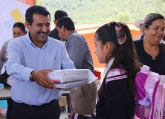 Por tercer año, el alcalde de Charo, Gabriel Molinero, entregará útiles escolares a estudiantes del municipio