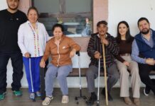 Con recurso 100% municipal, Queréndaro entrega bastones a adultos mayores