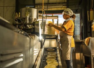 Abasto suficiente de maíz blanco garantiza estabilidad del precio de la tortilla en México