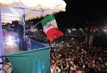 Entre familias y fervor patrio, Bedolla da el Grito de Independencia en el Centro Histórico