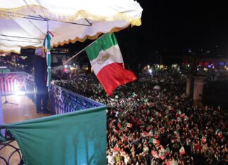 Entre familias y fervor patrio, Bedolla da el Grito de Independencia en el Centro Histórico