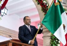 Víctor Vázquez encabeza el Grito de Independencia ante cientos de familias puruandirenses