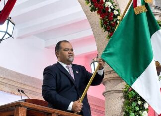 Víctor Vázquez encabeza el Grito de Independencia ante cientos de familias puruandirenses