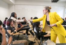 A promover una cultura de paz, invita Yarabí Ávila a estudiantes de nuevo ingreso