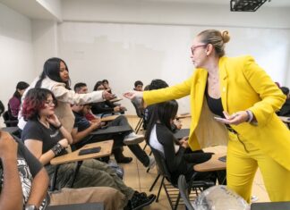 A promover una cultura de paz, invita Yarabí Ávila a estudiantes de nuevo ingreso