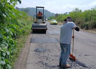 Zinapécuaro pone manos a la obra en la carretera del aeropuerto; urge intervención federal