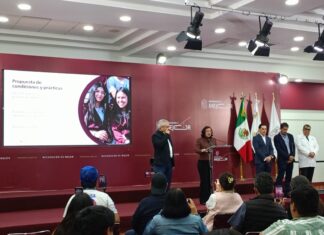 A partir del 3 de noviembre entra en vigor regulación del uso de celulares en escuelas; Michoacán alista restricción