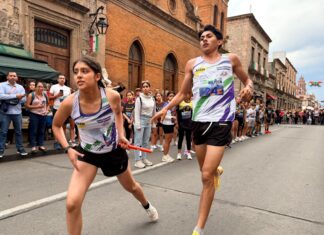 Tradición y velocidad, 240 atletas corren la Carrera de Relevos de la Independencia 2026