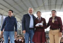 Inicia Bedolla entrega de 202 mil pares de tenis a estudiantes de secundaria