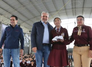 Inicia Bedolla entrega de 202 mil pares de tenis a estudiantes de secundaria