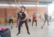 Divertido baile fitness en la cancha de básquet de Indaparapeo