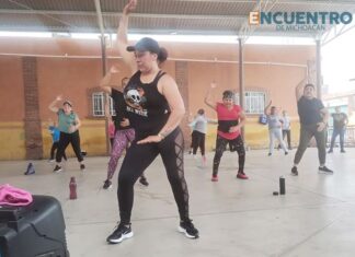 Divertido baile fitness en la cancha de básquet de Indaparapeo