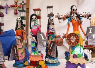 Vive la Noche de Muertos en los tianguis artesanales de Pátzcuaro y Capula