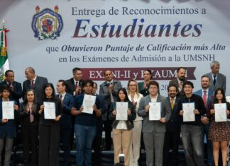 Yarabí Ávila entregó reconocimientos a estudiantes con calificaciones más altas en examen de admisión